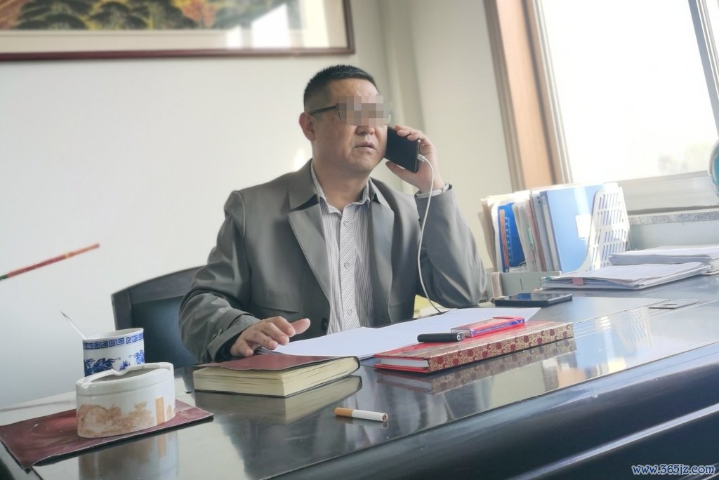 在办公室的王宝军